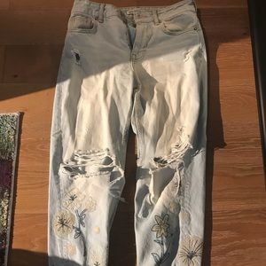 Ripped Zara light colored jeans with floral design